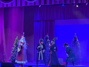 В Назрани прошел благотворительный показ новогодней сказки «Приключения Г1ор Дади и деда Мороза»